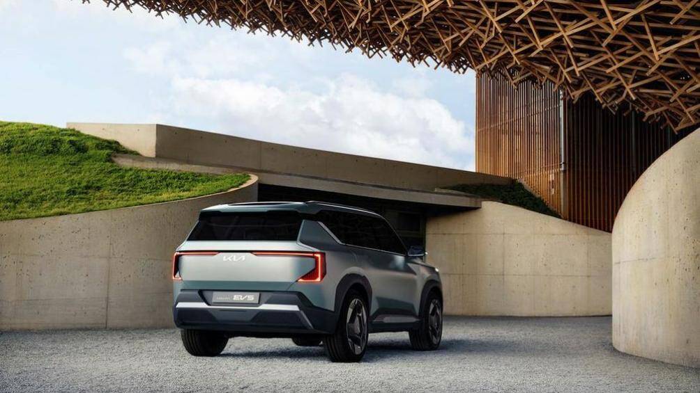 Các trang bị an toàn như hệ thống hỗ trợ đỗ xe tự động điều khiển từ xa RSPA2, hỗ trợ tránh va chạm khi tiến/lùi để đỗ xe và cảnh báo khoảng cách đỗ xe...