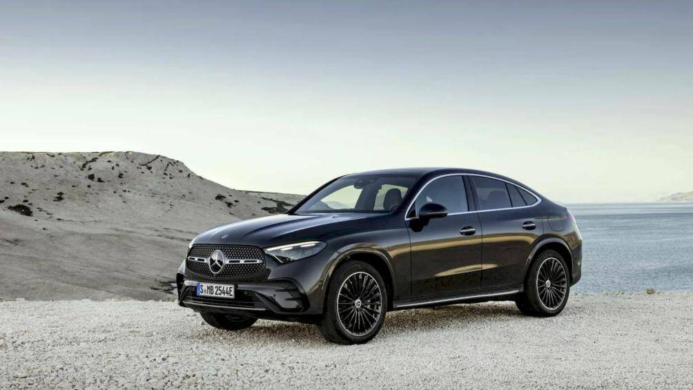 Mercedes-Benz GLC Coupe 2023 vừa ra mắt với nhiều cập nhật mới, không chỉ có thiết kế mới từ trong ra ngoài mà động cơ cũng được nâng cấp
