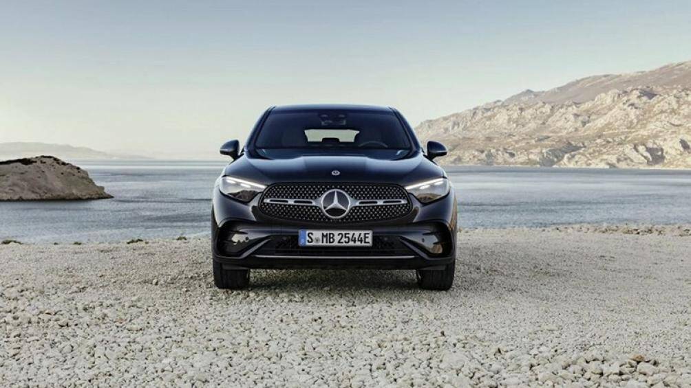 Ngoại hình của Mercedes-Benz GLC Coupe 2023 vẫn sử dụng gói bodykit AMG đặc trưng với lưới tản nhiệt sao rơi, thanh vắt ngang và logo án ngữ ở trung tâm