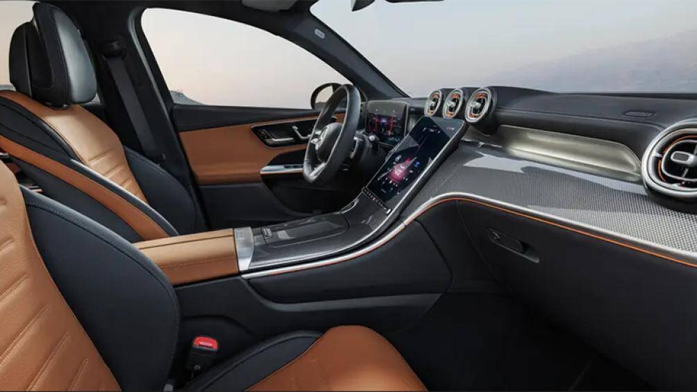 Vô-lăng 3 chấu bọc da có lỗ thông khí với thiết kế dạng D-Cut thể thao. Những phím bấm chức năng ở đây có thiết kế dạng cảm ứng