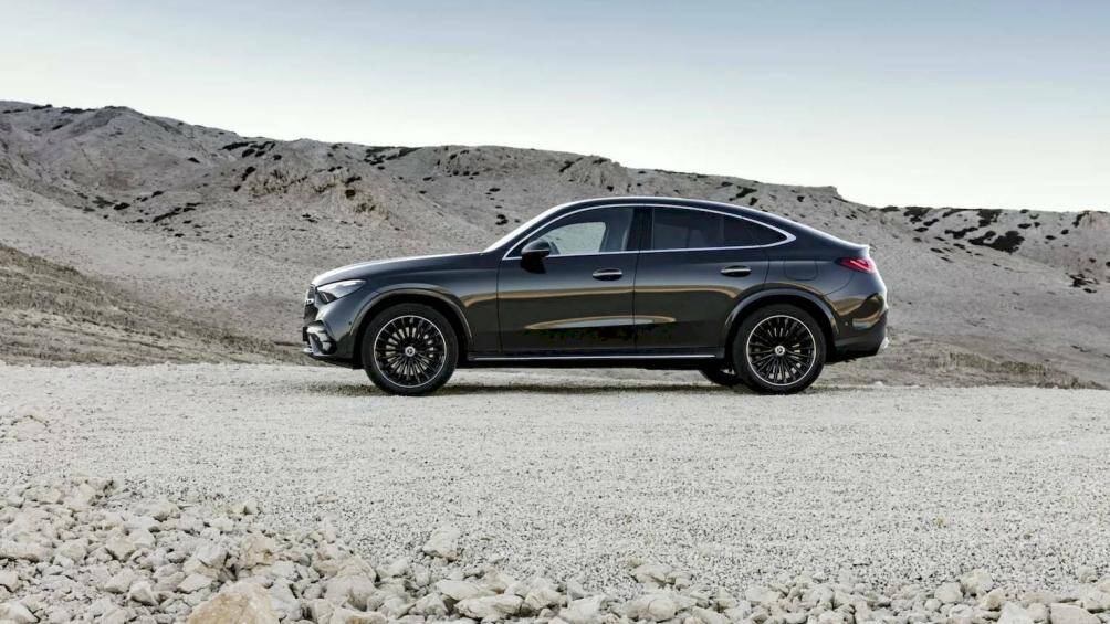 Bộ mâm của Mercedes-Benz GLC Coupe 2023 đã được thay đổi với thiết kế dạng đa chấu sơn đen 19 inch
