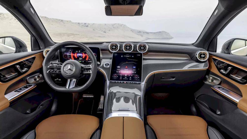 Bên trong, đáng chú ý nhất phải kể đến xe hệ thống màn hình trung tâm 11,9 inch có hệ thống thông tin giải trí MBUX mới nhất