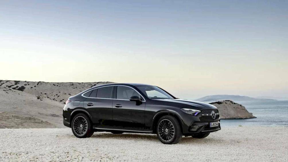 So với thế hệ cũ, Mercedes-Benz GLC Coupe 2023 còn được cải tiến với gương chiếu hậu rời khỏi trụ A mang đến tầm quan sát tốt hơn