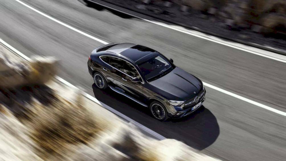 Trong khi đó, đèn pha/cos của Mercedes-Benz GLC Coupe 2023 sử dụng công nghệ Multibeam LED cao cấp có khả năng tự động điều chỉnh tầm chiếu