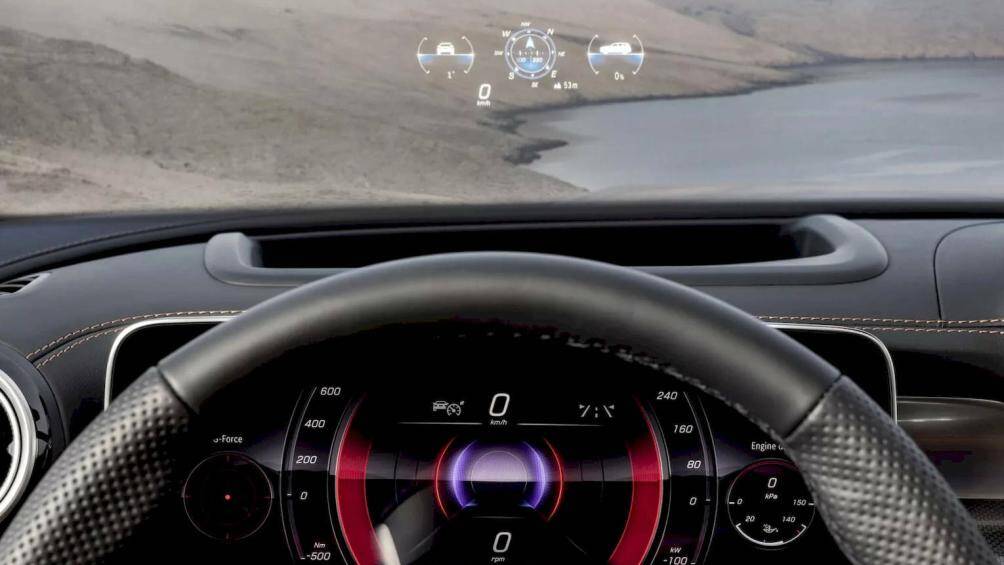 Tại Mỹ, Mercedes-Benz GLC 300 Coupe sở hữu động cơ 2.0L 4 xi-lanh cho công suất tối đa 255 mã lực và mô-men xoắn cực đại 400 Nm