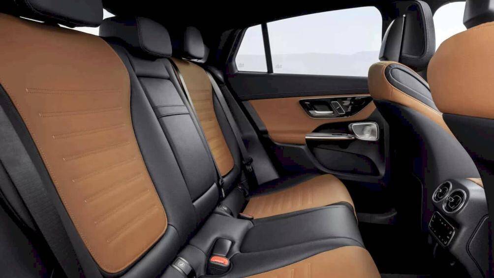 Ghế ngồi trên Mercedes-Benz GLC Coupe 2023 được bọc da cao cấp. Ghế trước có thể chỉnh điện 16 hướng tích hợp nhớ vị trí, sưởi ấm/làm mát hiện đại