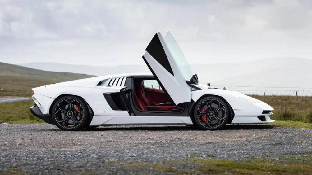 3. Lamborghini Countach LPI 800-4