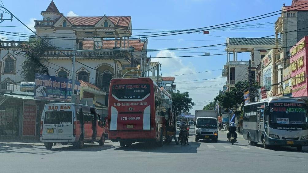 Ghi nhận của PV Báo Giao thông, thời gian gần đây, trước cổng Bệnh viện Đa khoa Nam Tiền Hải, tỉnh Thái Bình xuất hiện nhiều xe khách, xe tiện chuyến, taxi, xe ôm… thường xuyên tập trung lấn chiếm lòng, lề đường để đón, trả khách.