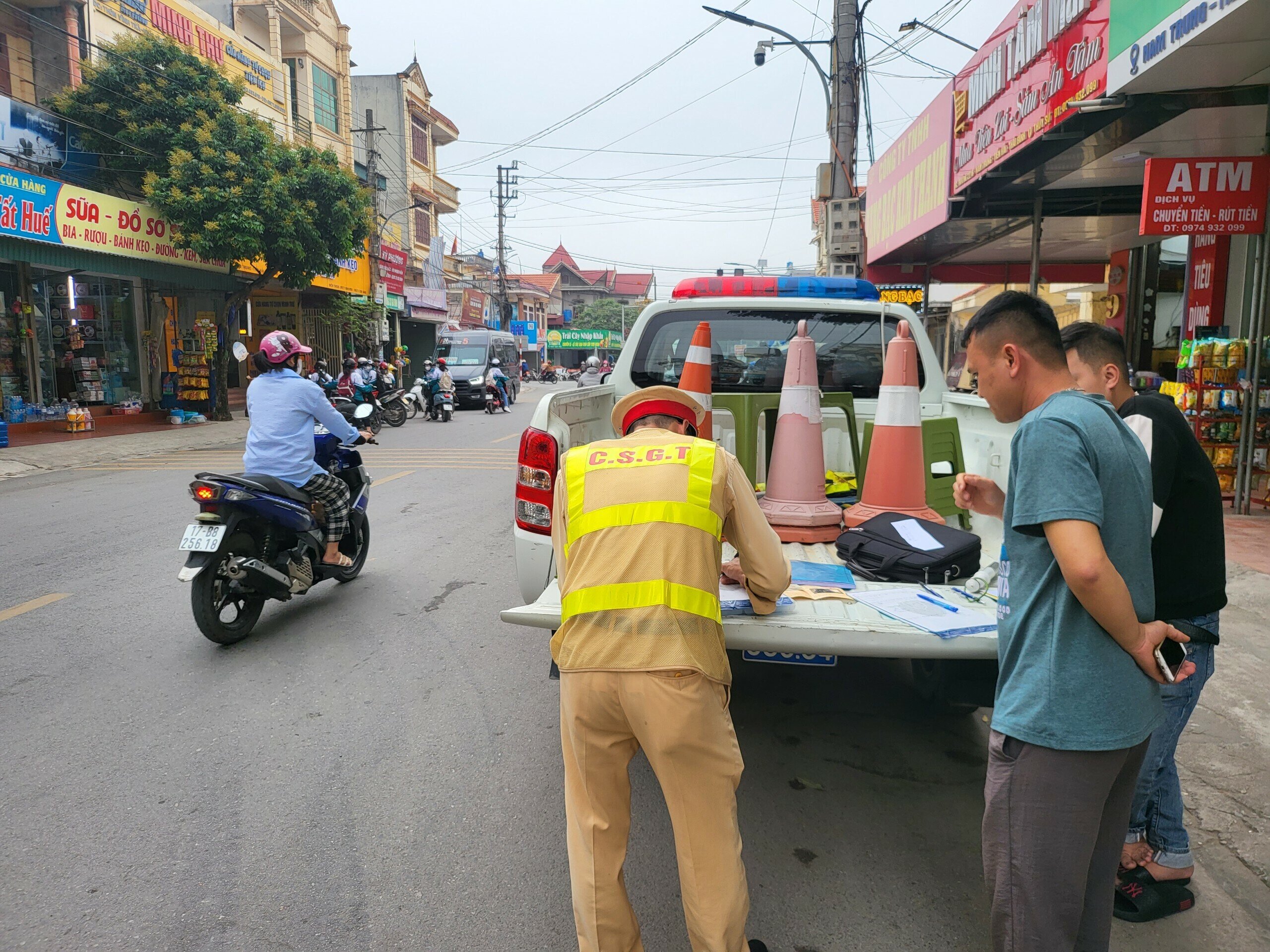 Đại úy Bùi Văn Thuấn, cán bộ Đội CSGT, Công an huyện Tiền Hải cho biết, qua phản ánh, lực lượng công an sẽ vào cuộc xử lý nghiêm các trường hợp xe ô tô chiếm dụng lòng đường làm điểm đón trả khách để lập lại trật tự giao thông tại khu vực cổng Bệnh viện Nam Tiền Hải.