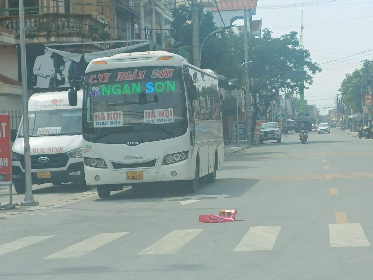 Các xe này đỗ dừng chiếm dụng lòng đường, khách lên xuống xe lộn xộn, khiến khu vực trước cổng bệnh viện này có lúc trở lên hỗn loạn.