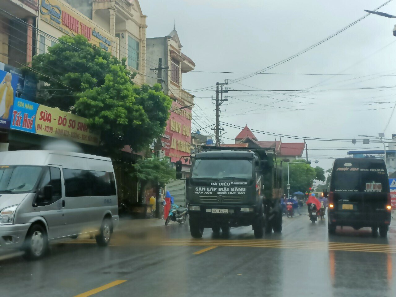 "Để lập lại trật tự ATGT khu vực này rất cần có sự vào cuộc của các lực lượng như Thanh tra giao thông, Cảnh sát giao thông", ông Thế mong muốn.