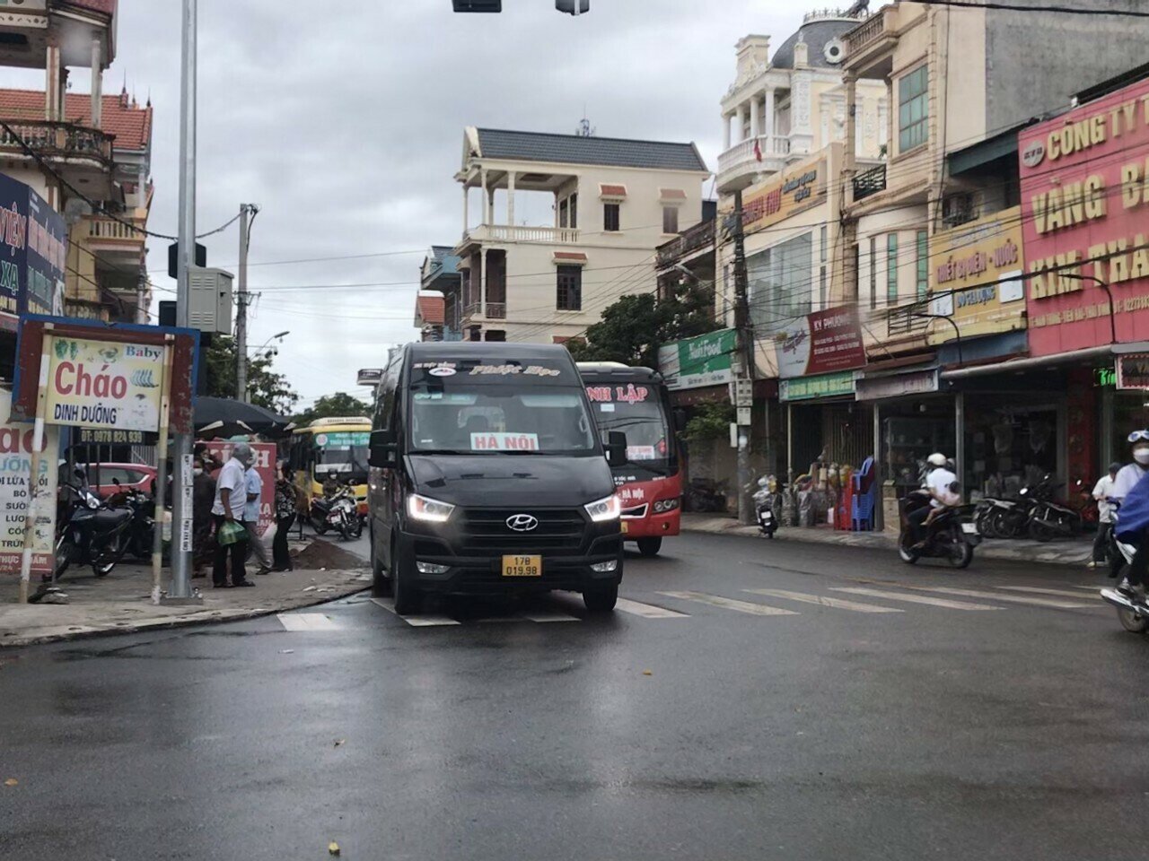 Các loại xe thường xuyên đón trả khách ở  khu vực này có cả xe khách, xe hợp đồng, xe buýt, xe taxi, xe tiện chuyến...