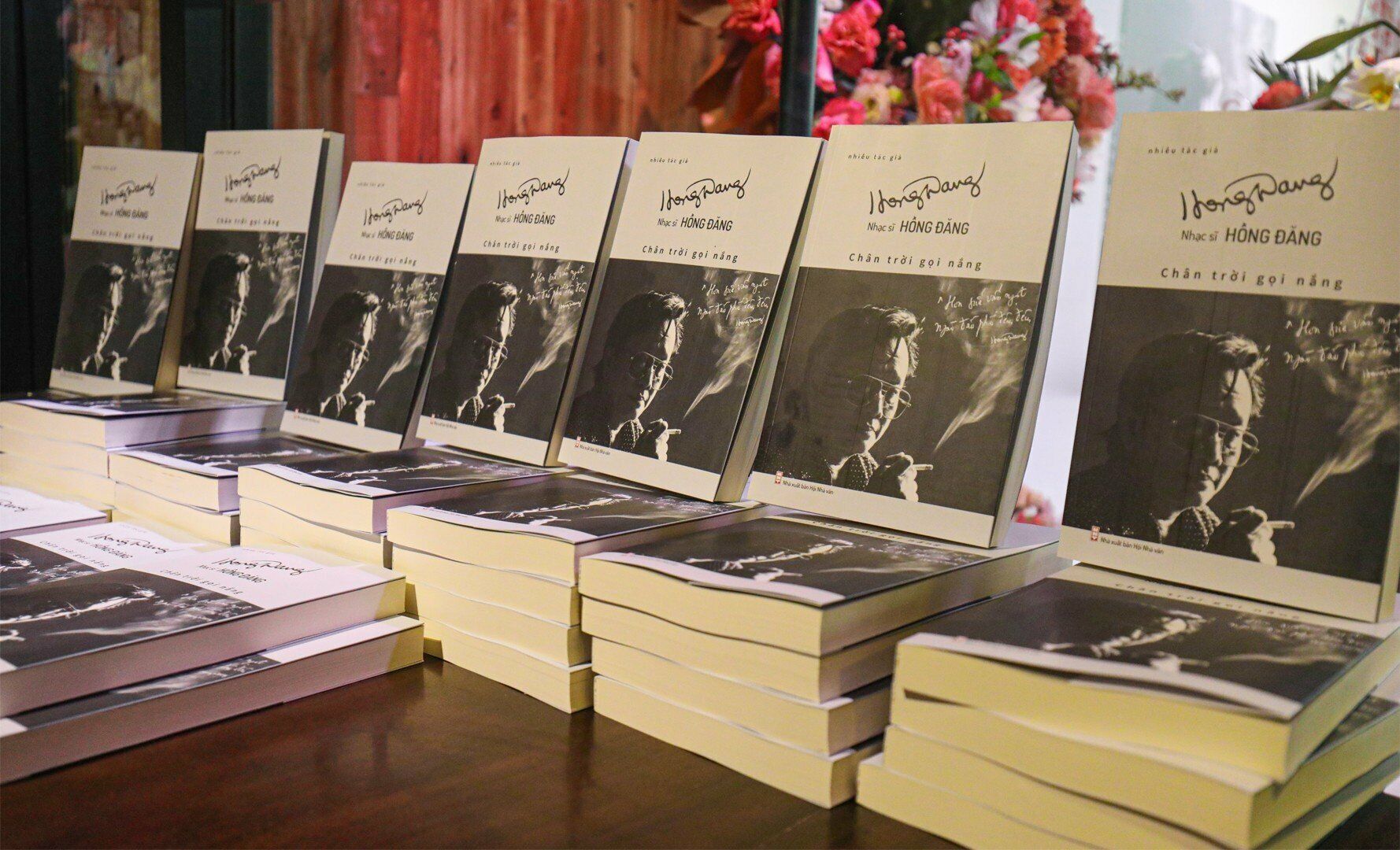 Chiều 21/3, tập sách "Chân trời gọi nắng" được ra mắt tại Hà Nội nhân kỷ niệm 1 năm ngày mất của nhạc sĩ Hồng Đăng.