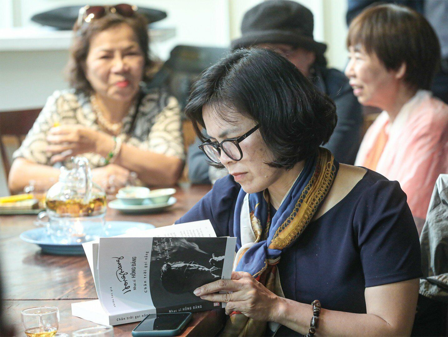 "Khi dọn nhà, tôi tìm thấy những di cảo, những ký ức của anh - mà chính tôi cũng không hiểu anh đã đau đớn, khó khăn như thế nào để làm nghề một cách chân chính. Tôi nghĩ mình sẽ làm một cuốn sách để cho mọi người thấy rằng, ông ấy đã sống như thế, ông ấy đã làm được những điều như thế và con người ông ấy là như thế", bà Lê Anh Thúy tâm sự.