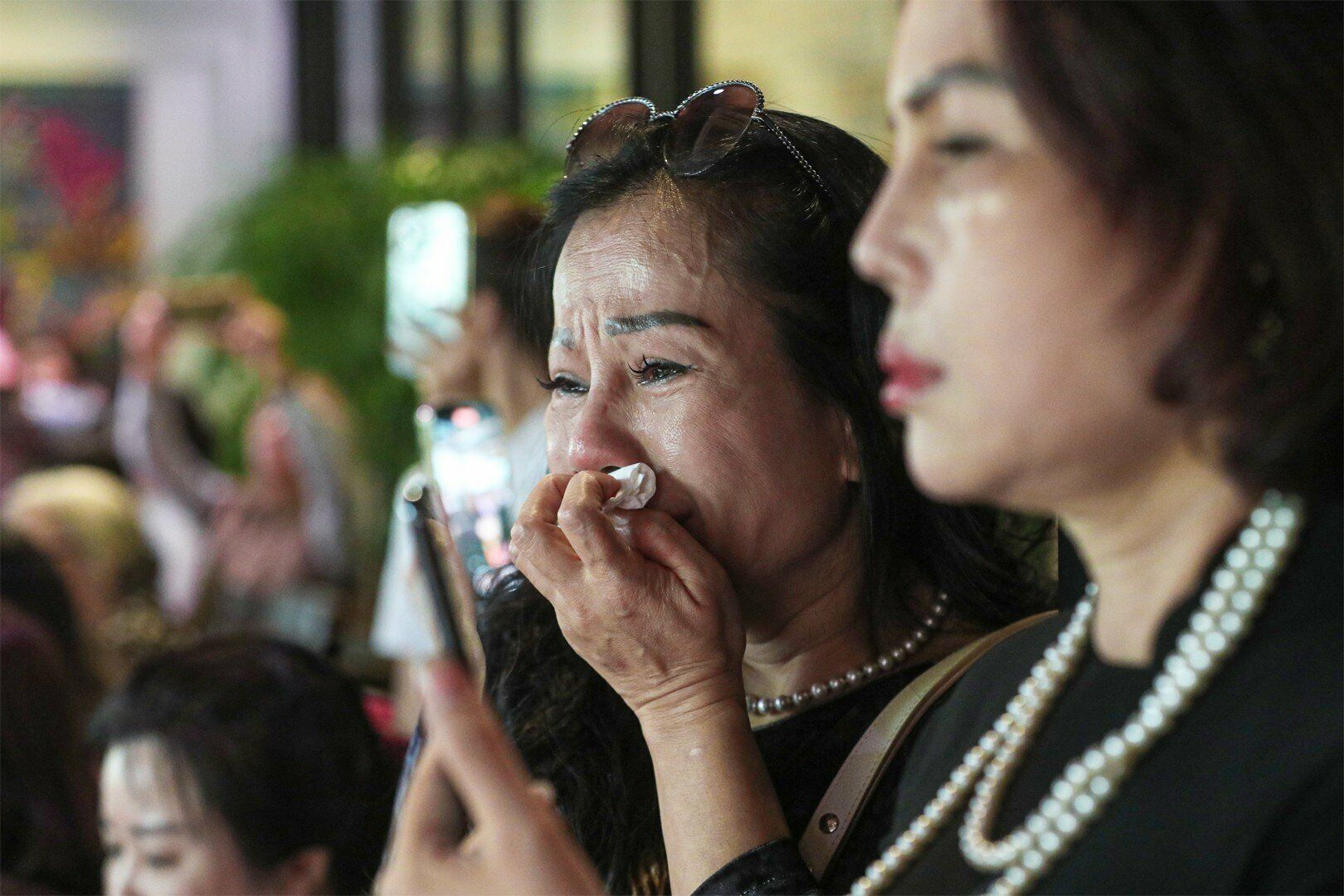 Lắng nghe chia sẻ của các nghệ sĩ, nhiều người không giấu được xúc động khi ôn lại kỷ niệm về nhạc sĩ Hồng Đăng.