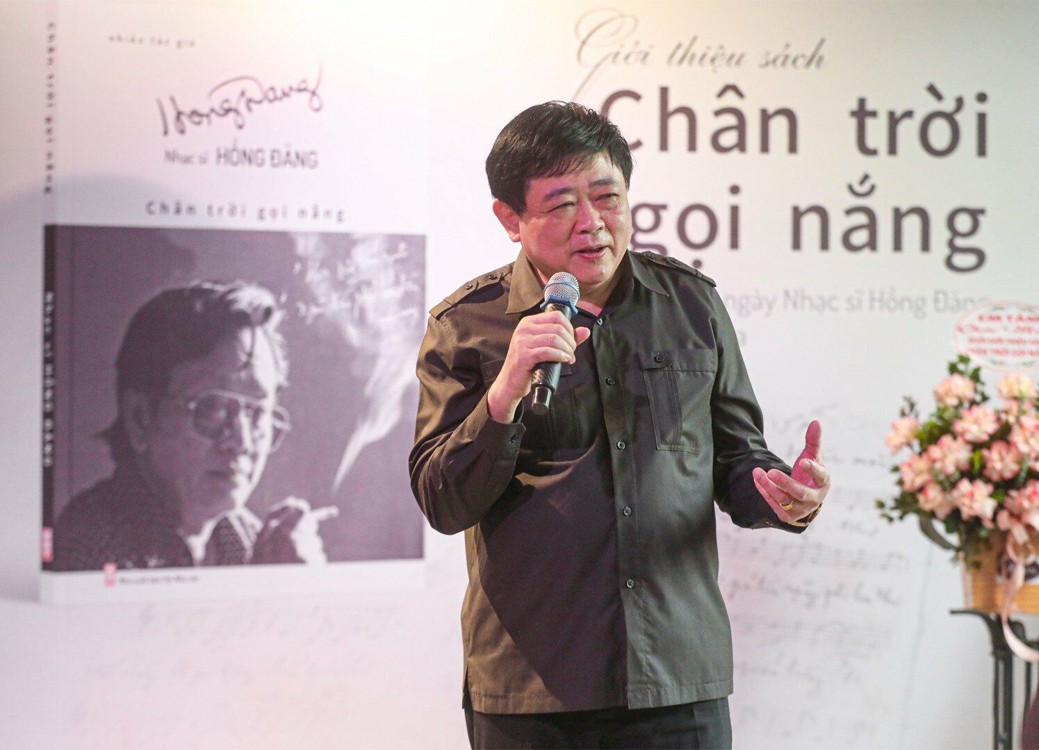 Là người đồng nghiệp thân thiết, PGS. TS Nguyễn Thế Kỷ - Chủ tịch Hội đồng Lý luận văn học, nghệ thuật Trung ương nhắc nhiều về truyền thống văn hóa cách mạng của gia đình nhạc sĩ Hồng Đăng.
Kể về kỷ niệm đặc biệt, ông Nguyễn Thế Kỷ cho biết, vào ngày 1/1 hàng năm - ngày sinh của nhạc sĩ, anh em văn nghệ sĩ đều tụ họp đông đủ, tâm sự với nhau. Thói quen này được kéo dài hàng chục năm trời, đến khi sức khỏe ông yếu đần vào ngày đầu năm ngoái.