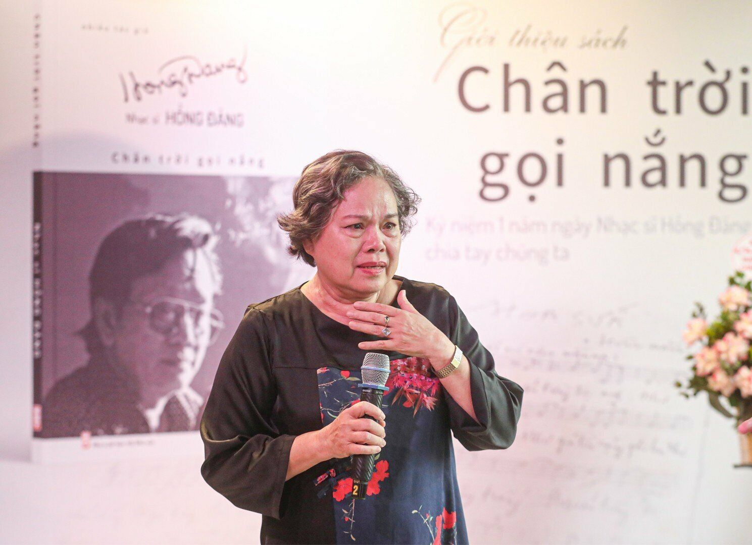 Biên kịch Trịnh Thanh Nhã bật khóc khi kể về những kỷ niệm giữa chồng bà - nhà biên kịch Lê Phương và nhạc sĩ Hồng Đăng: "Cả hai đều là người quảng giao, nhiều bạn bè ồn ào. Nhưng khi ngồi với nhau, giữa đám đông ồn ào, họ đều im lặng, thỉnh thoảng mới "đá" một vài câu hài hước. Thật khó để nói cả hai gắn kết với nhau bởi thứ gì, ngoài tài tử vi. Họ giống nhau về quan điểm cuộc sống, con người thông qua tử vi. Trong quan hệ bạn bè, hai người chưa bao giờ phán xét về nhau. Họ chấp nhận bạn bè của nhau, gia đình của nhau, như chính họ vậy".