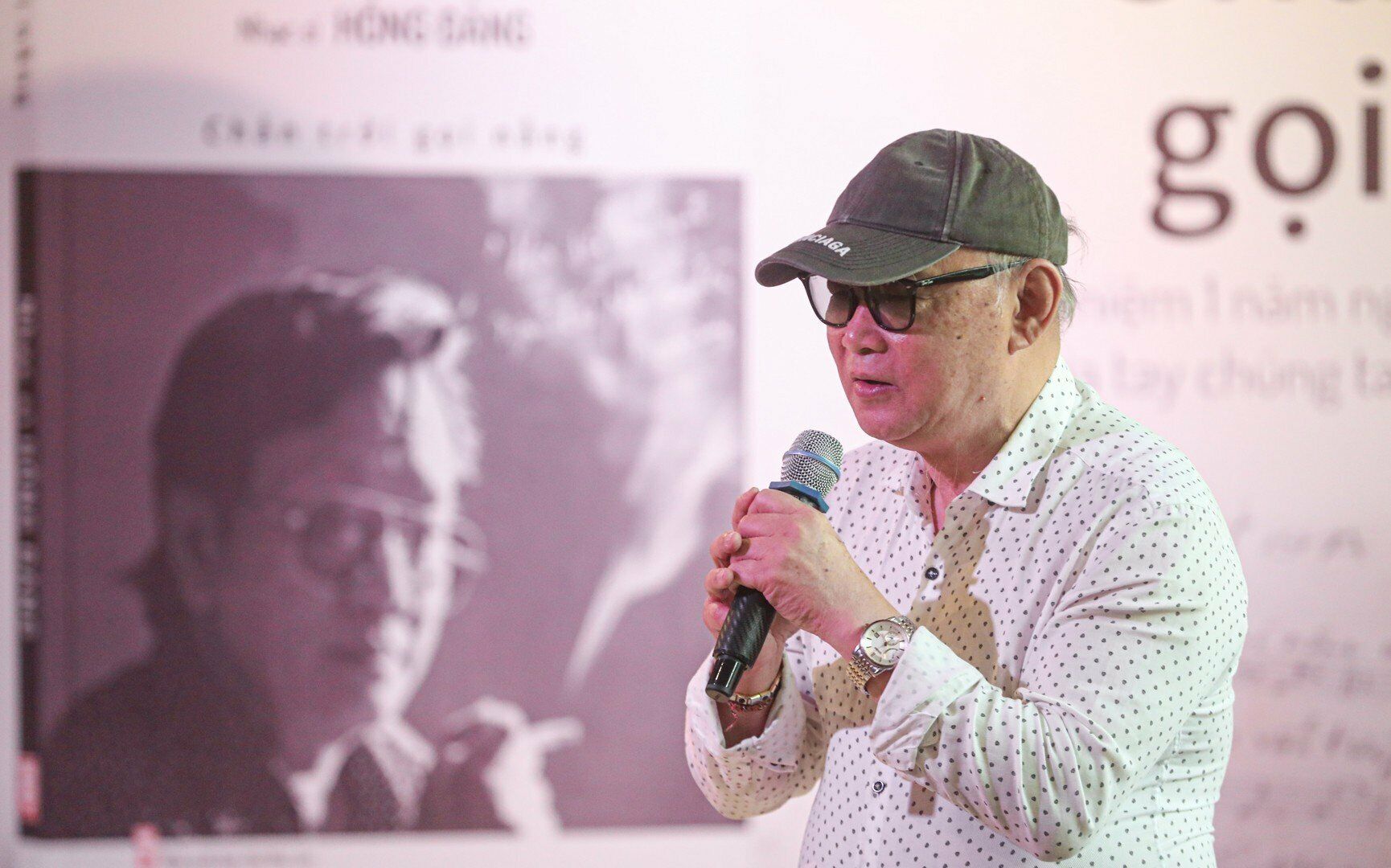 Chơi với nhau gần nửa thế kỷ, nhà văn Ngô Thảo lặng lẽ ngồi quan sát trong ngày ra mắt cuốn sách "Chân trời gọi nắng". Khi được mời lên phát biểu, người đàn ông ngoài 80 tuổi bật khóc khi kể, mới đêm qua thôi, ông đã "gặp" Hồng Đăng. "Đăng nhờ tôi thay mặt cảm ơn mọi người, gia đình. Ở nơi xa, Đăng rất vui vẻ, cảm động khi nhận được những tình cảm này của mọi người".