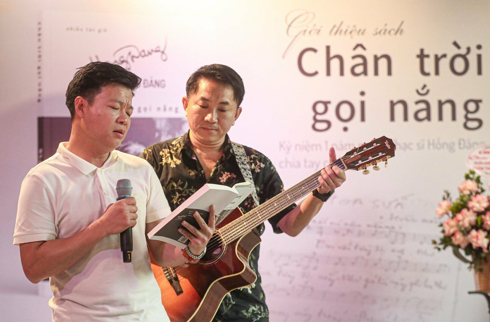 Đan xen các phần chia sẻ của nghệ sĩ, các ca sĩ Đào Tố Loan, Thanh Thâm, Vũ Thắng Lợi,... thể hiện các nhạc phẩm nổi tiếng của ông như: "Biển hát chiều nay", "Hoa sữa"...