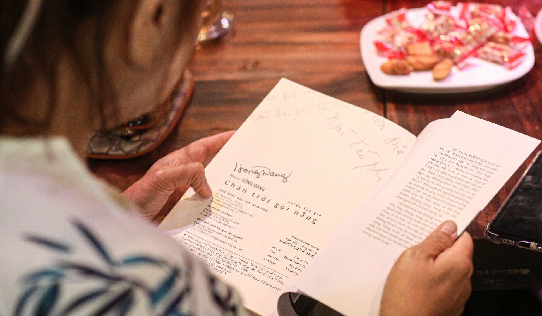 Sách do Nhà xuất bản Hội Nhà văn ấn hành. Người trực tiếp biên soạn là kỹ sư Lê Anh Thúy - người vợ tận tụy gắn bó với nhạc sĩ Hồng Đăng những năm cuối đời.