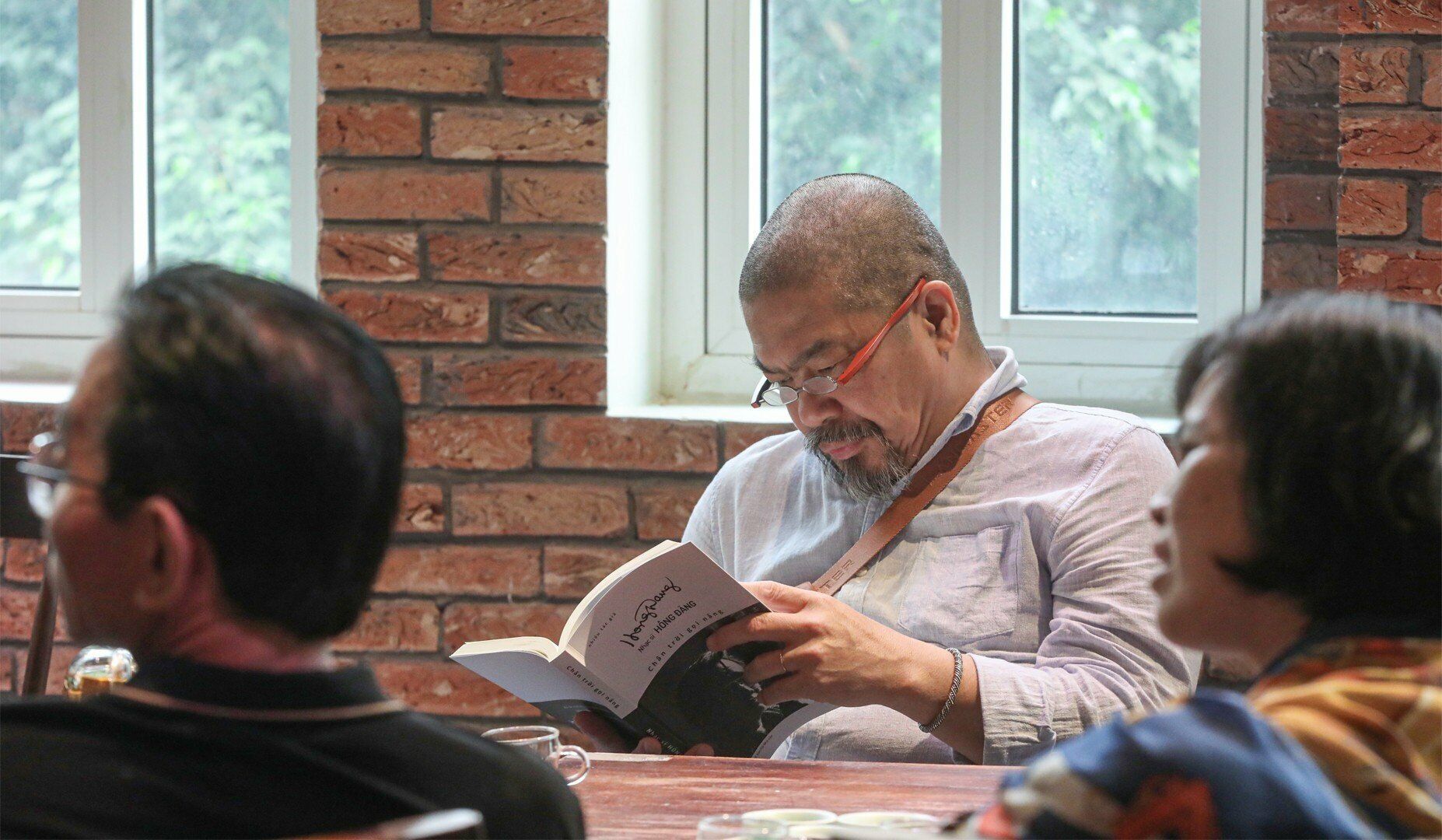 Trong tập sách “Chân trời gọi nắng”, ngoài những bài viết của đồng nghiệp về nhạc sĩ Hồng Đăng, còn có những bài viết của ông về đồng nghiệp và về những hoạt động âm nhạc Việt Nam.