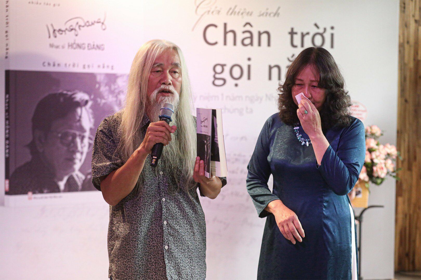 Xúc động chia sẻ tại buổi ra mắt, bà Lê Anh Thúy không quên gửi lời tới các đơn vị, văn nghệ sĩ và gia đình, các con của nhạc sĩ Hồng Đăng đã giúp đỡ bà hoàn thiện cuốn sách chỉ trong một năm.