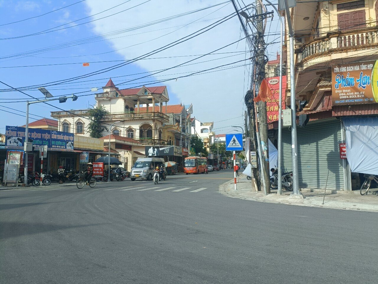 "Chúng tôi sẽ phối hợp với chính quyền địa phương tuyên truyền tới các chủ phương tiện vận tải khách, yêu cầu các tài xế, chủ phương tiện phải vào bến xe đón, trả khách, hàng hóa theo quy định. Các trường hợp dừng đón trả khách dọc đường, đặc biệt tại khu vực trước cổng Bệnh viện Đa khoa Nam Tiền Hải sẽ lập biên bản, xử lý nghiêm", Đại úy Bùi Văn Thuấn cho biết
