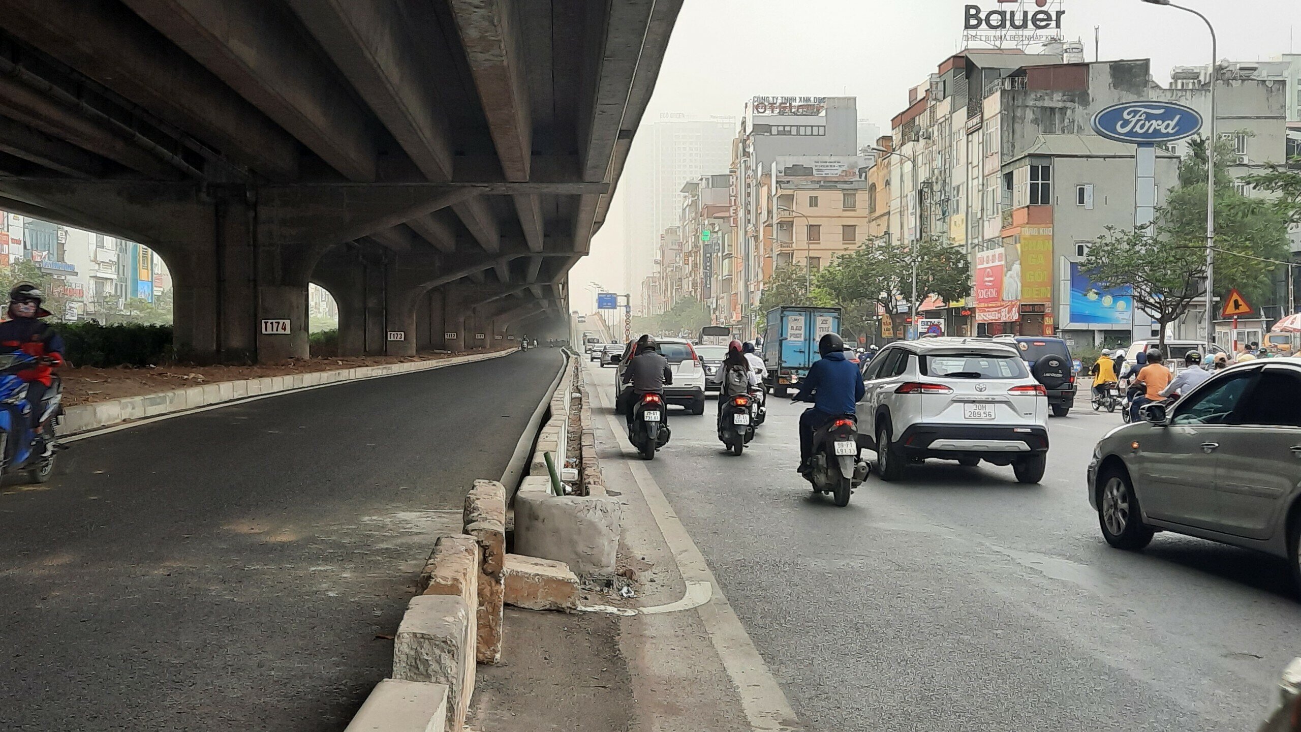 Thời gian qua, dải phân cách giữa đường Nguyễn Xiển (quận Thanh Xuân, TP Hà Nội) được xén để tạo thành một làn đường nhằm giảm tải ùn tắc giao thông thường xuyên xảy ra, nhất là sau khi tuyến đường có một số đoạn bị rào một phần để phục vụ cho công trường thi công dự án xử lý nước thải Yên Xá.