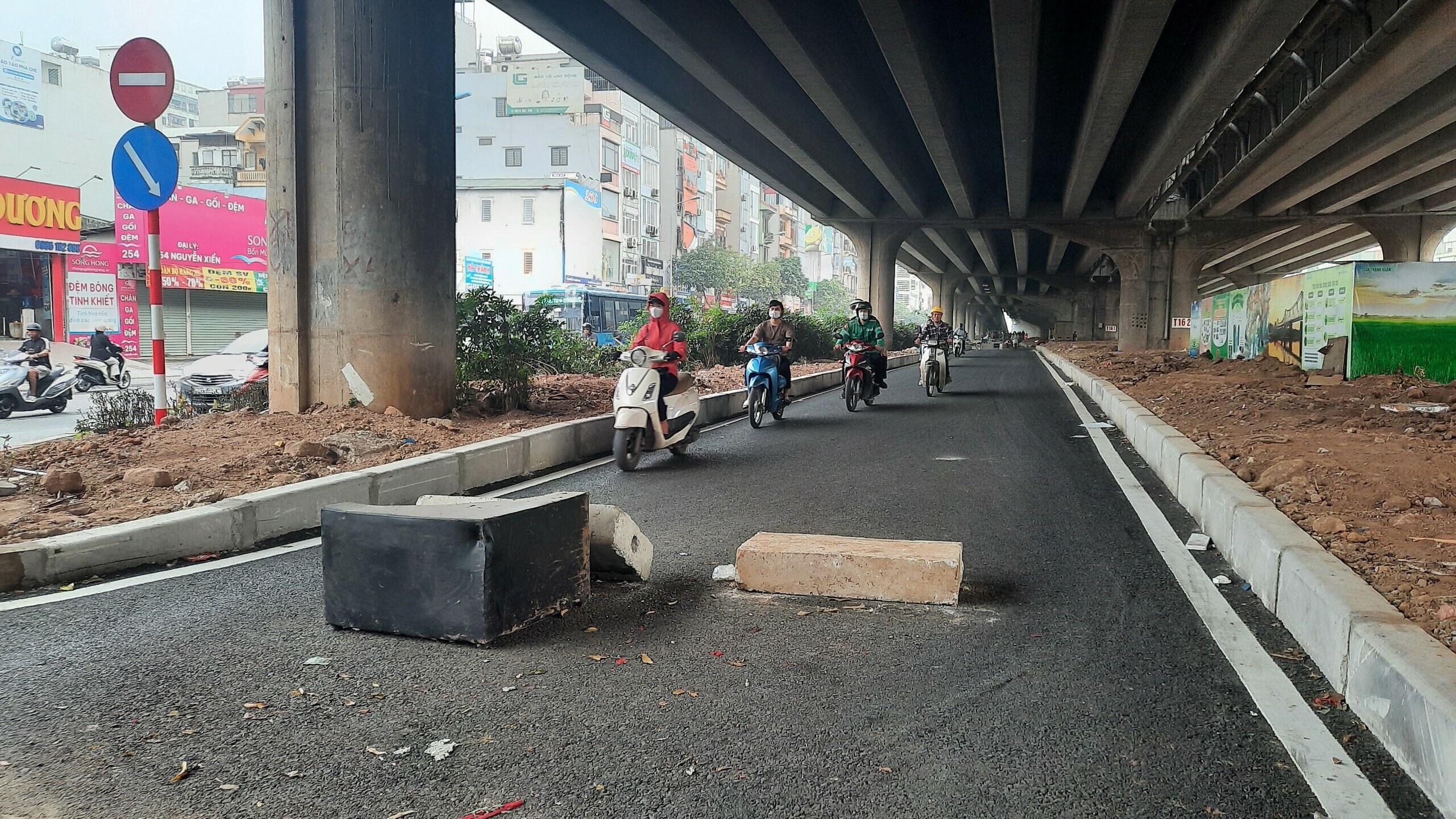 Nhiều người dân điều khiển xe máy vẫn cố tình đi vào làn đường mới mở.
