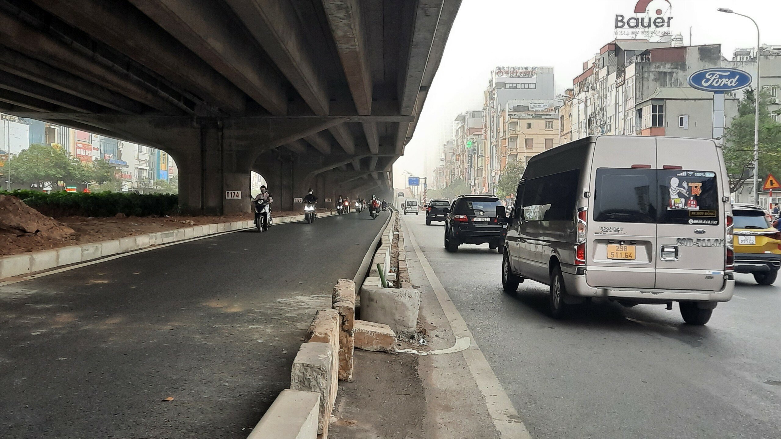 Không ít đoạn, người điều khiển xe máy còn đi ngược chiều ở làn đường mới mở.