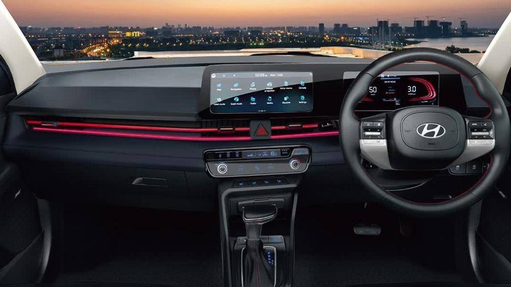 Thiết kế nội thất Accent 2023 thay đổi toàn diện so với đời cũ. Điểm nhấn là cặp màn hình kích cỡ 10,25 inch nối liền trên táp-lô và vô-lăng có tạo hình mới