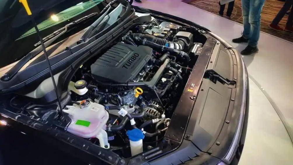 Hyundai Accent 2023 bán ở Ấn Độ dùng động cơ 1.5L hút khí tự nhiên (công suất 113 mã lực, mô-men xoắn 140 Nm) và hộp số sàn 6 cấp hoặc vô cấp IVT. Lựa chọn còn lại động cơ tăng áp 1.5L (158 mã lực, 253 Nm), hộp số sàn hoặc ly hợp kép 7 cấp.