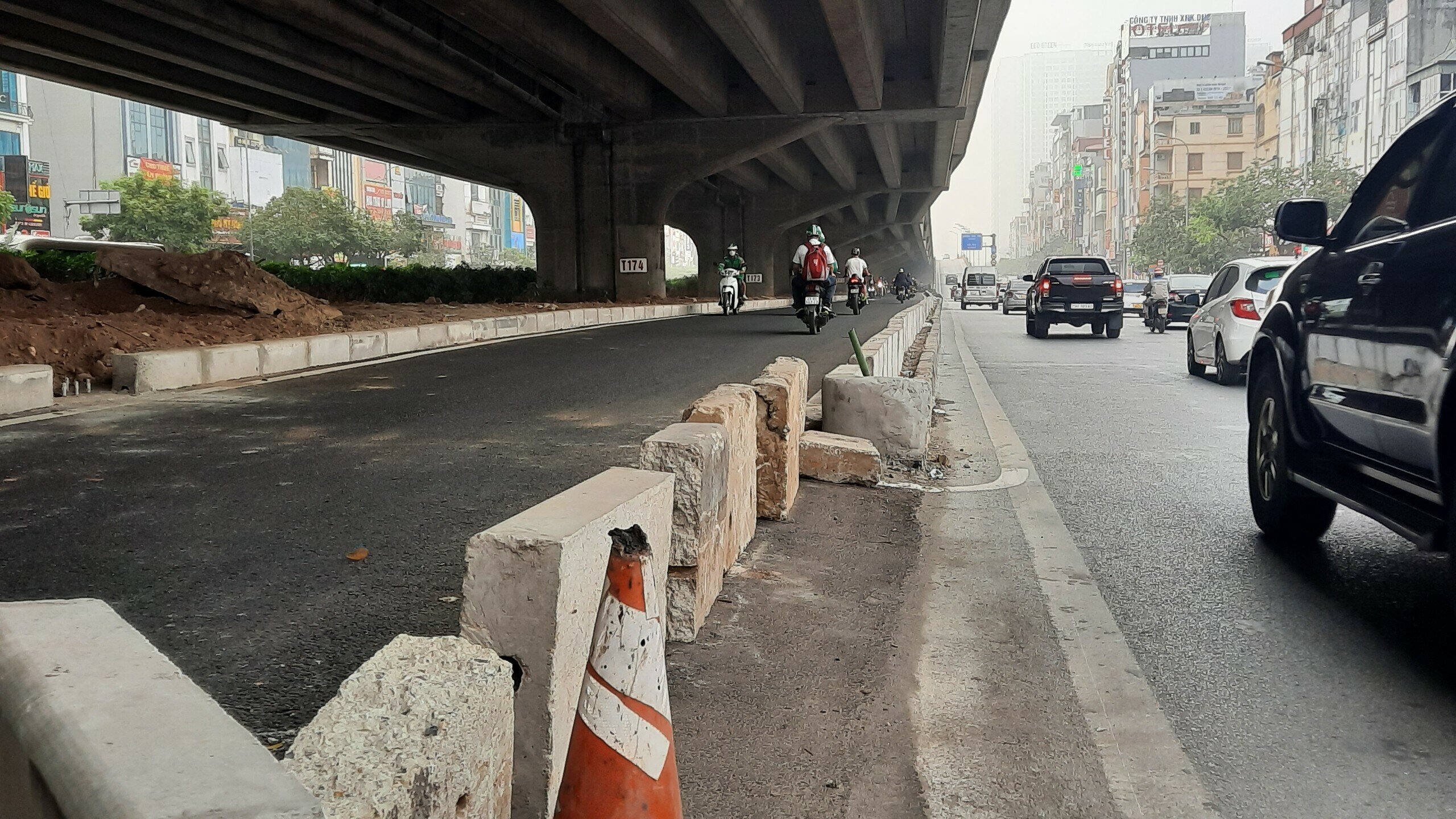 Trao đổi với PV Báo Giao thông, đại diện Ban QLDA đầu tư xây dựng công trình hạ tầng kỹ thuật và nông nghiệp Hà Nội - chủ đầu tư dự án cho biết, hiện tại một số hạng mục của dự án mở rộng làn đường Nguyễn Xiển chưa được thực hiện.