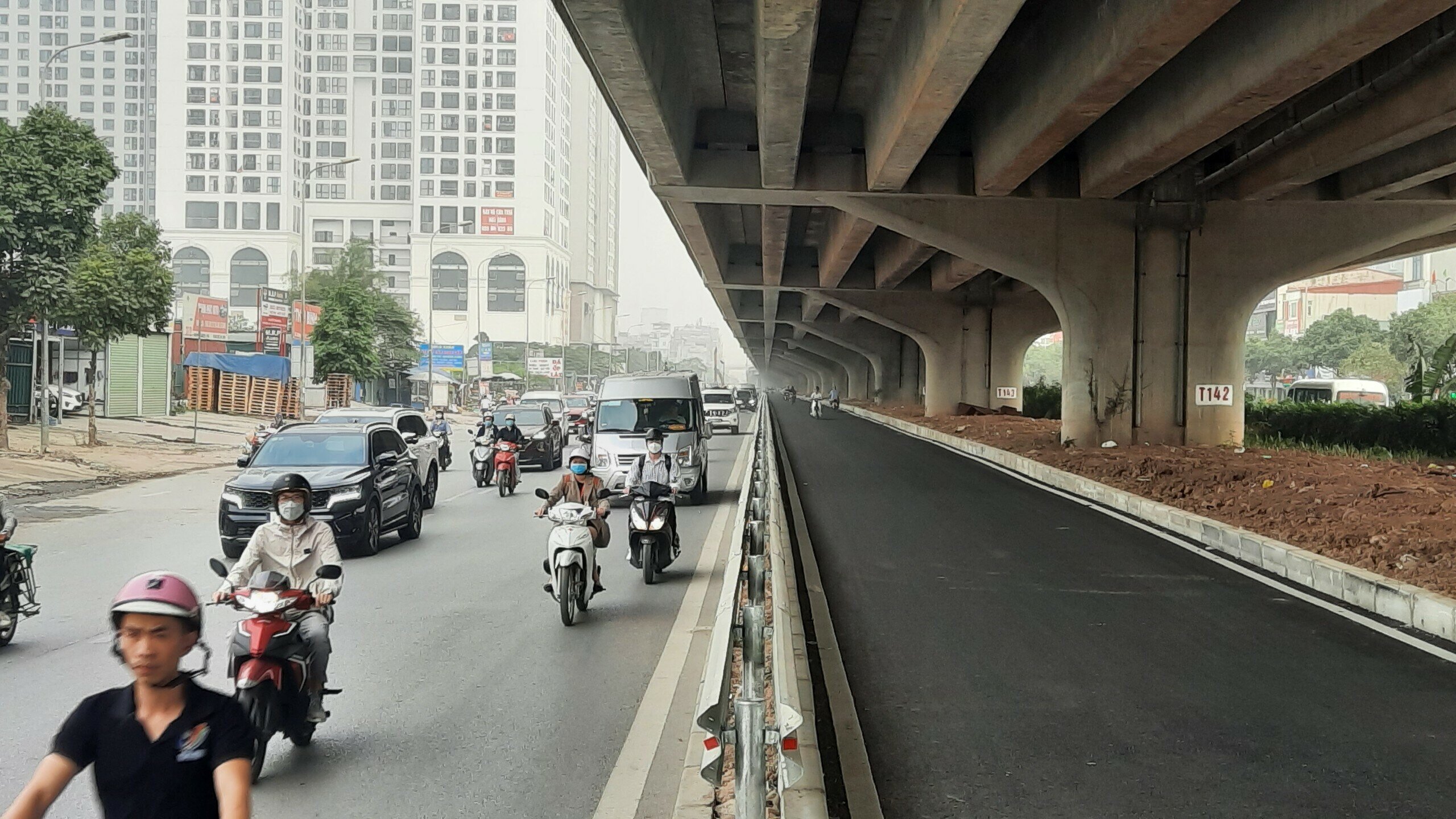 "Chúng tôi đang cố gắng để hoàn thành, đưa vào sử dụng làn đường mới mở này trong tháng 4/2023", đại diện Ban QLDA đầu tư xây dựng công trình hạ tầng kỹ thuật và nông nghiệp Hà Nội nói.