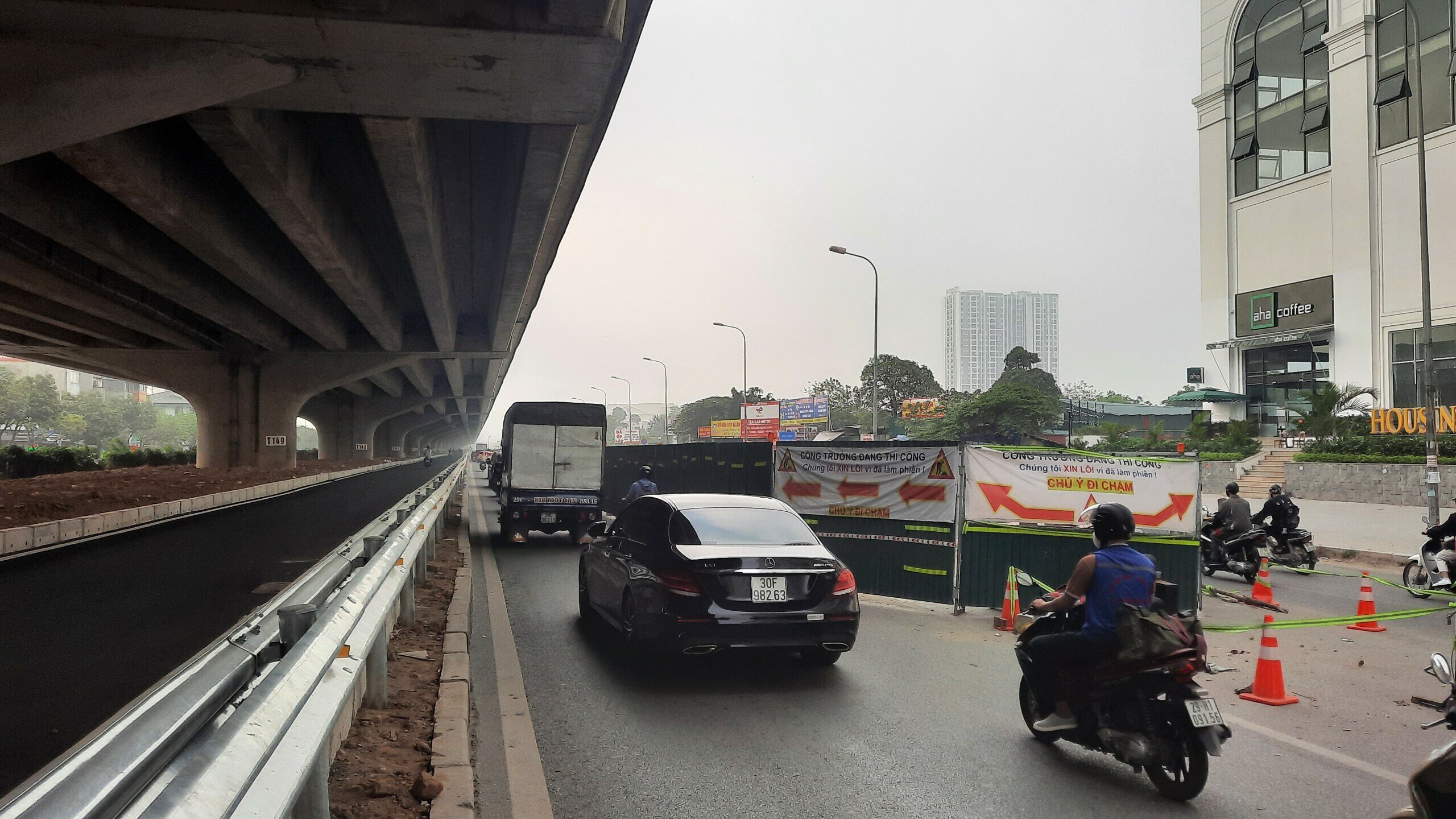 Tuy nhiên, theo phản ánh của người dân, làn đường này đã làm xong nửa tháng rồi nhưng vẫn chưa được đưa vào khai thác để giảm ùn tắc cho đường Nguyễn Xiển.