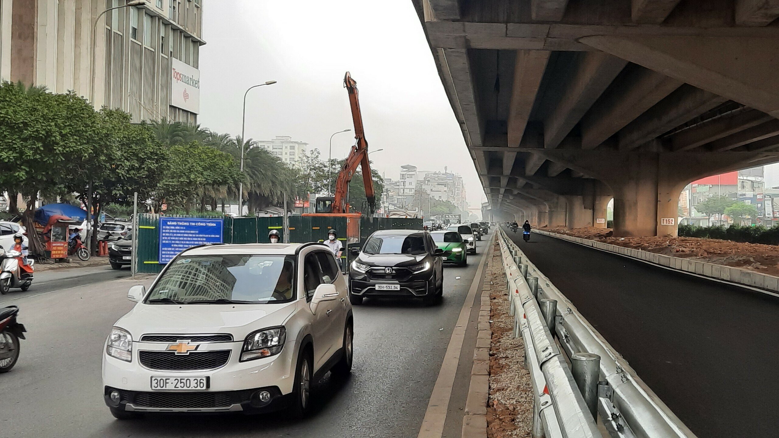Có mặt tại đây vào ngày 21 - 22/3, PV Báo Giao thông nhận thấy, làn đường này đã được đổ nhựa  asphalt, có vạch kẻ đường, hộ lan phân làn đã được lắp đặt hoàn chỉnh.