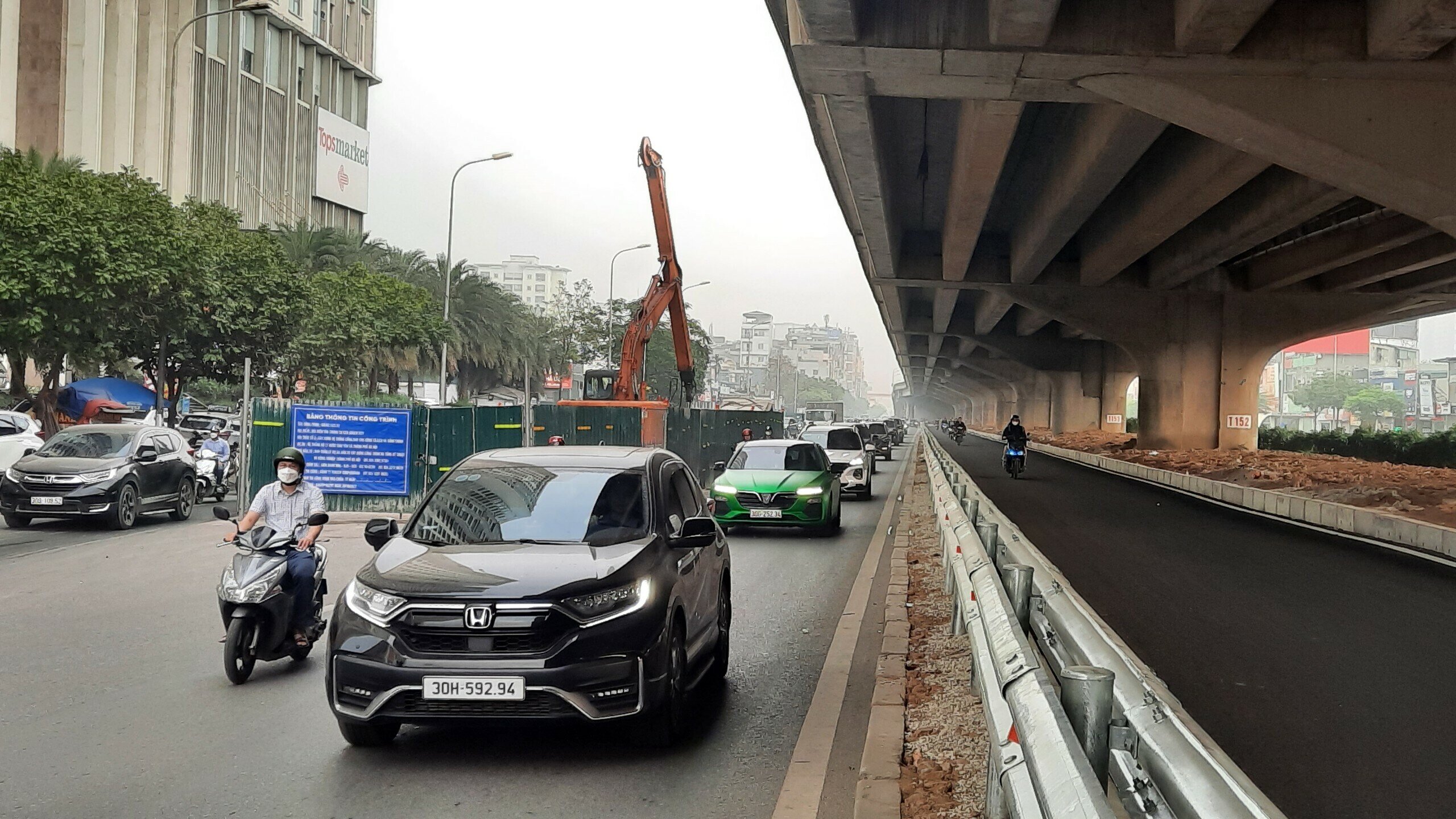 Ở bên ngoài làn đường mới mở này, mật độ phương tiện giao thông cao, nhiều đoạn ùn tắc vì những "lô cốt" nằm giữa đường Nguyễn Xiển.