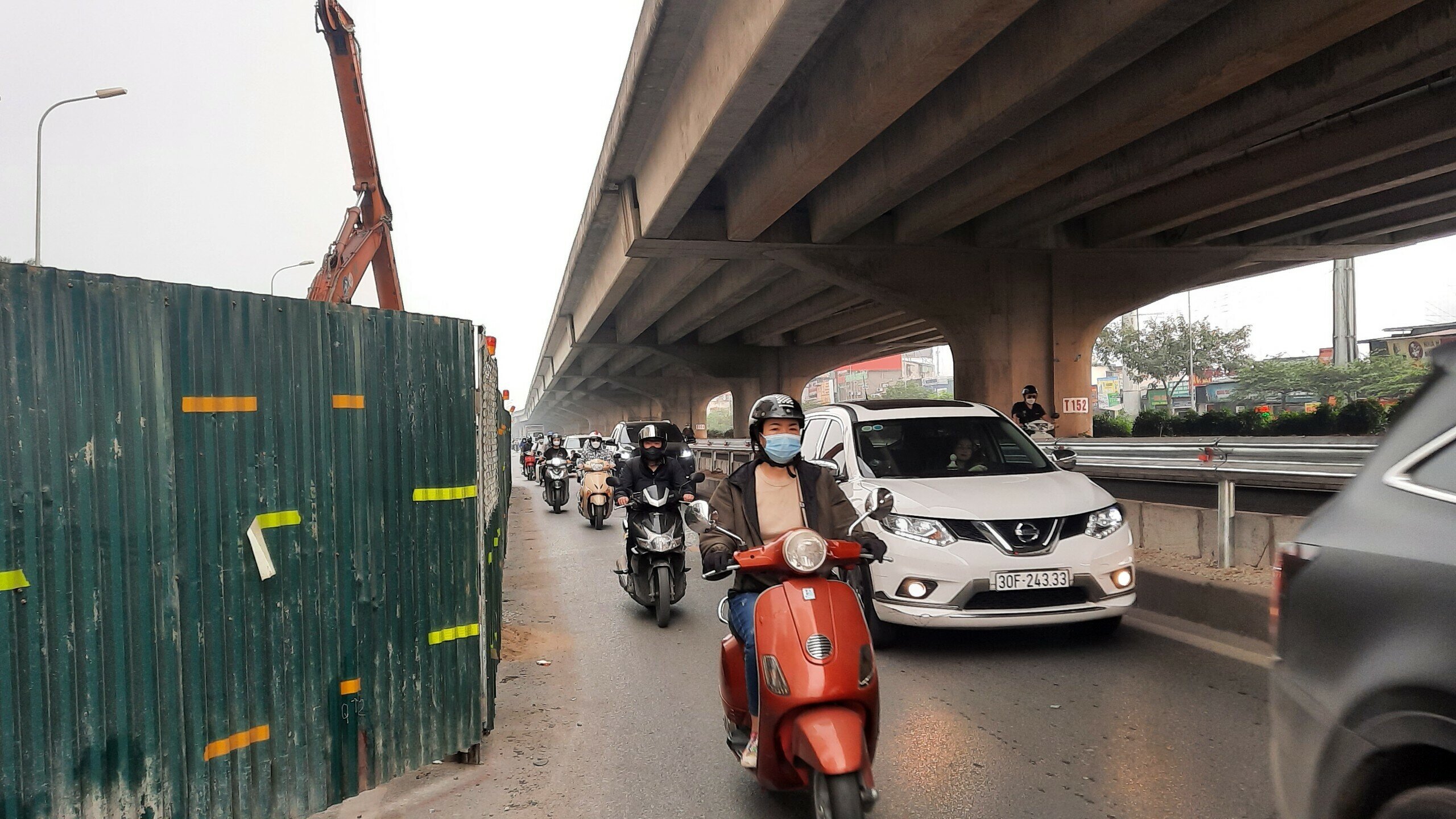 "Tuyến đường Nguyễn Xiển có tiếng hay ùn tắc ở Thủ đô. Chúng tôi rất mong muốn làn đường mới mở thêm này sớm đưa vào khai thác, giảm tải cho giao thông những làn sẵn có", anh Đồng Anh Tú (trú quận Cầu Giấy, Hà Nội) cho biết.