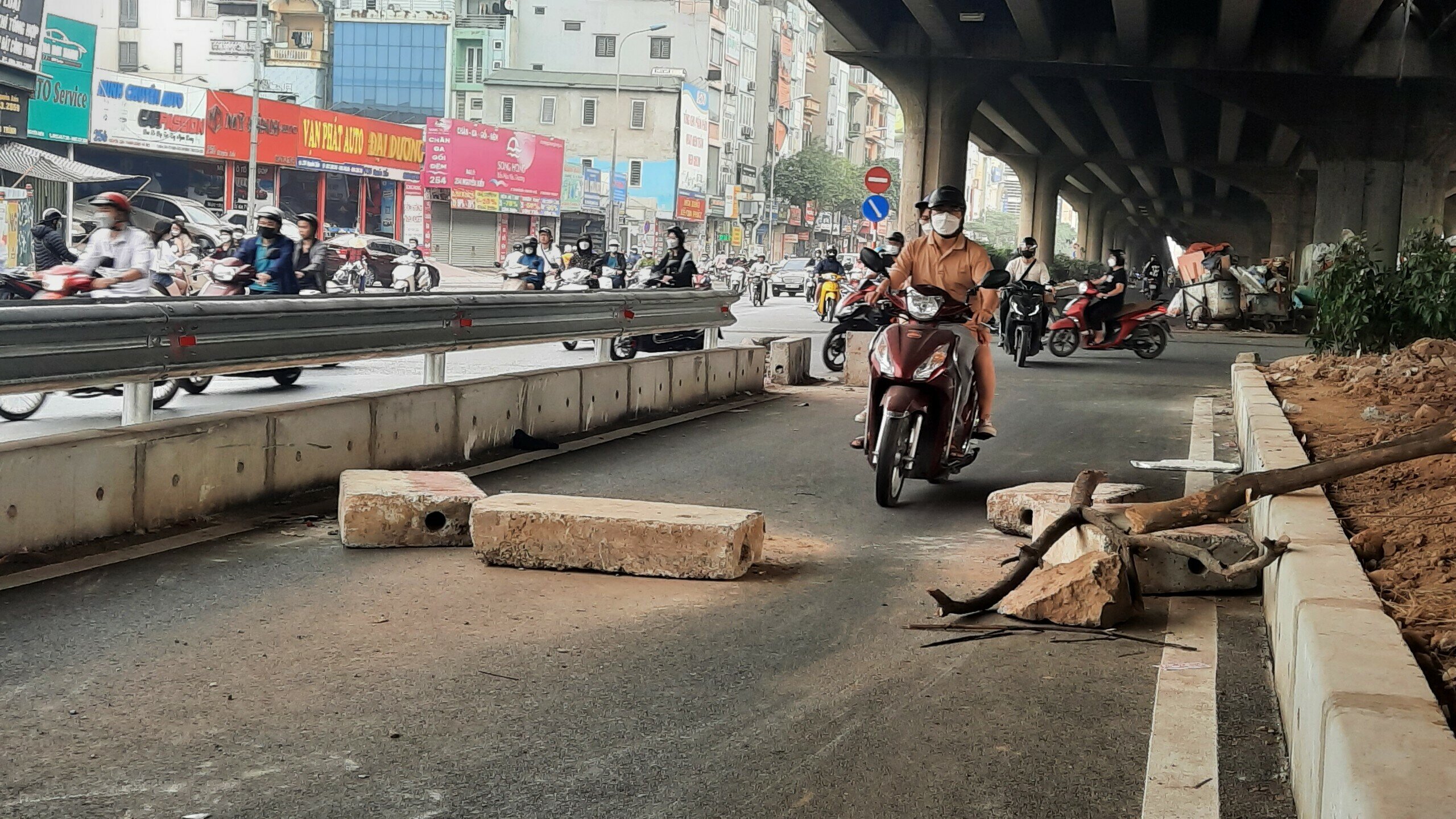 Những điểm vào của làn đường mới mở này đang bị chặn ngang bởi các trụ, ụ bê tông.