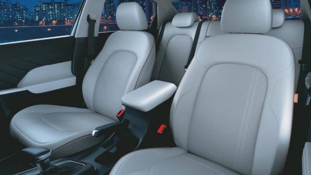 Accent 2023 có ghế bọc da, hàng ghế trước tính hợp sưởi/làm mát, ghế lái chỉnh điện. Phiên bản cao cấp nhất có phanh tay điện tử