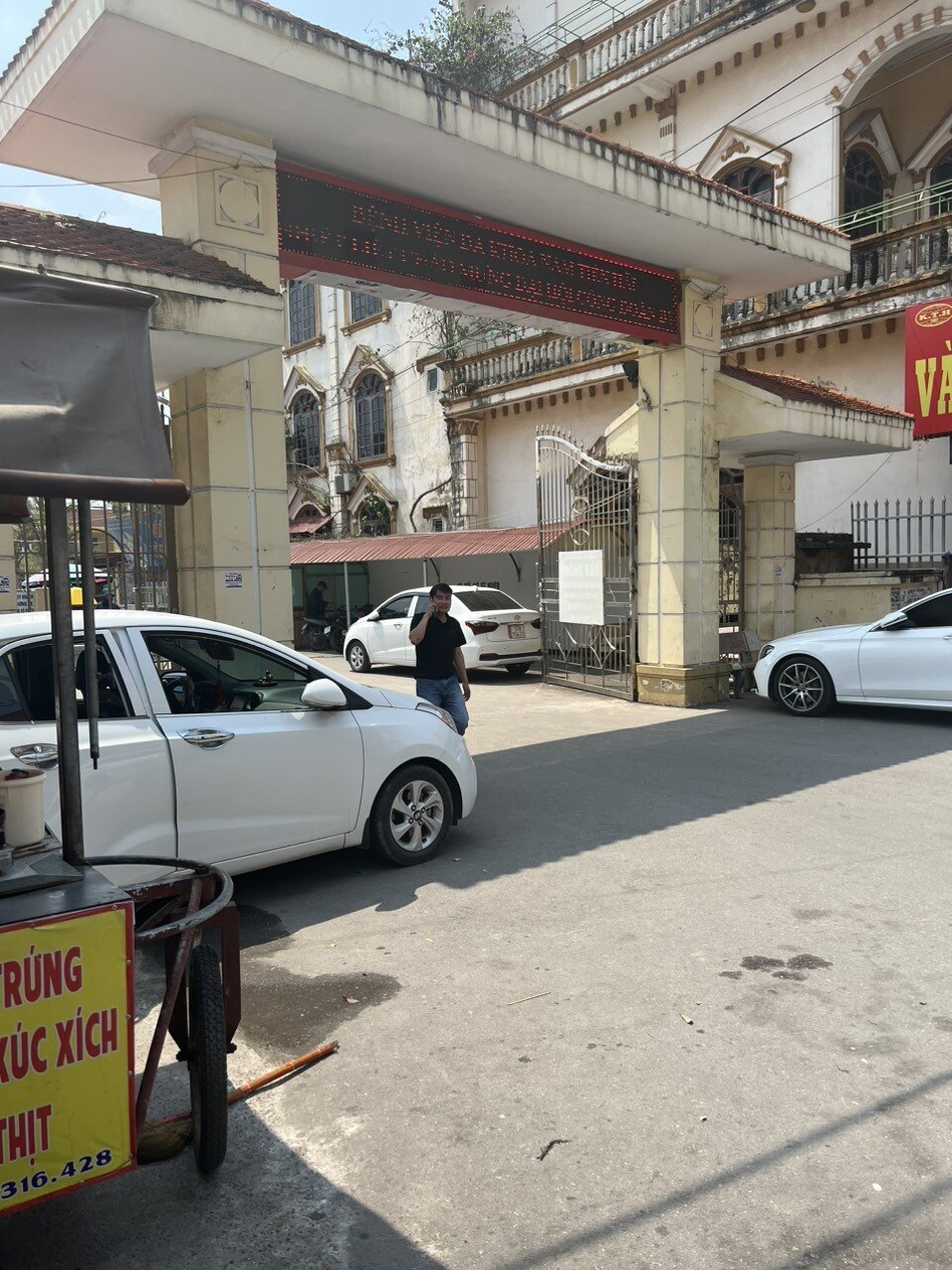 Chiếc xe tiện chuyến dừng đỗ sát cổng Bệnh viện để trả khách.