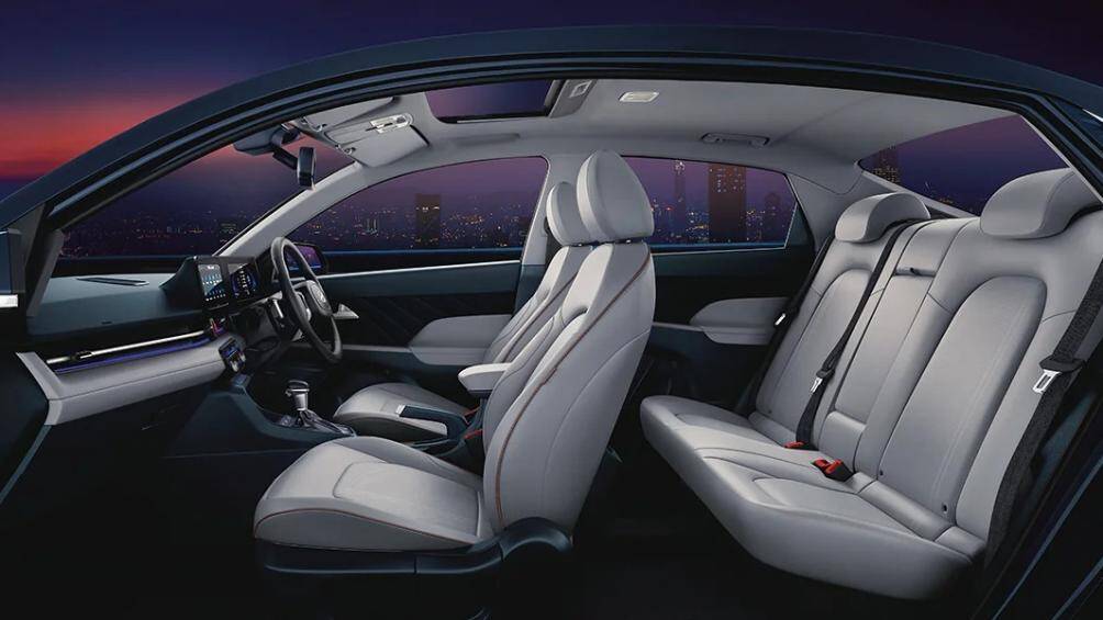 Hàng ghế sau có cửa gió điều hoà, cổng sạc thiết bị di động và rèm che nắng