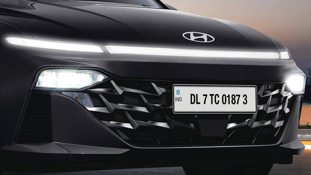 Cụm đèn pha LED và xi-nhan tách biệt, nói liền lưới tản nhiệt cỡ lớn và đều nằm bên dưới dải LED định vị