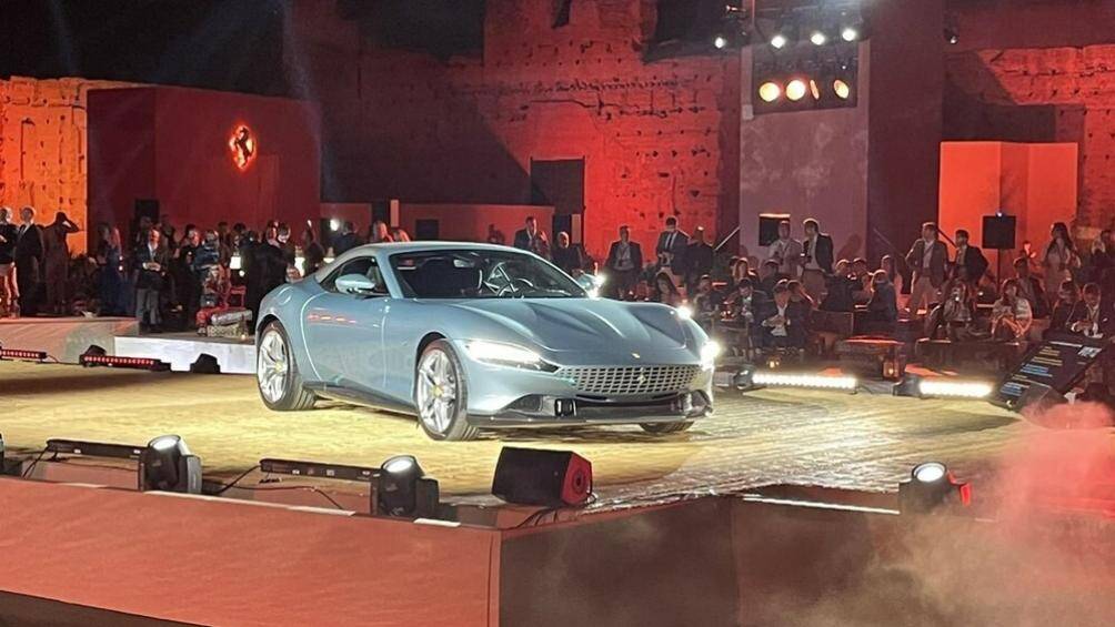 Sau 3 năm trình làng chiếc siêu xe 4 chỗ ngồi mang tên gọi Roma, hãng xe Ferrari đã vén màn mẫu xe mui trần Roma Spider tại một sự kiện ở Maroc