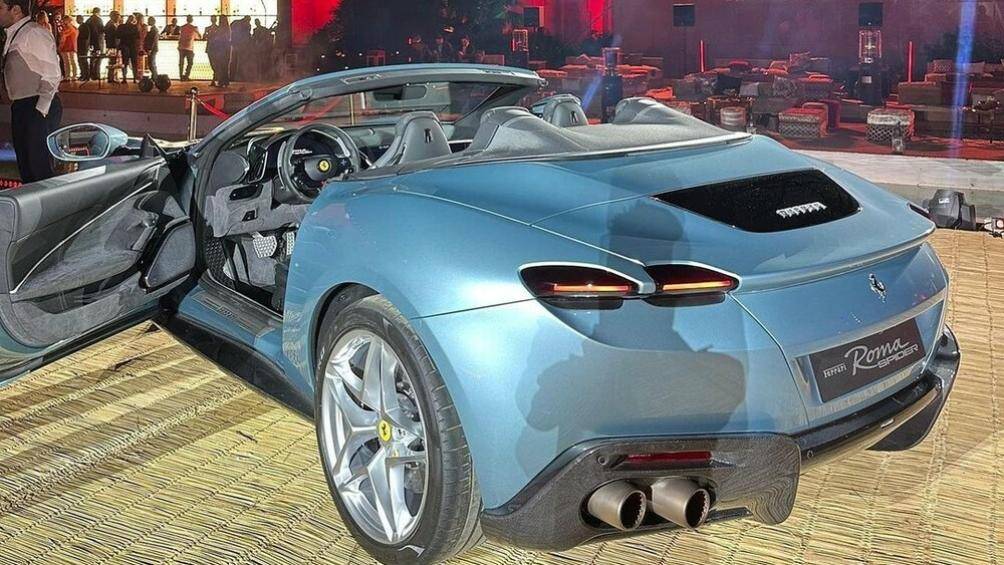 Sức mạnh trên siêu xe Ferrari Roma Spider đến từ khối động cơ V8, tăng áp, dung tích 3.9 lít, tạo ra công suất tối đa 620 mã lực và mô-men xoắn cực đại 760 Nm