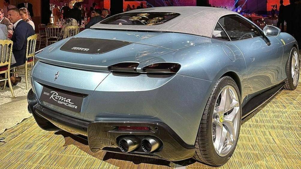 Chủ nhân có thể thoải mái khi hạ mui xuống. Roma được trang bị một bộ hướng gió mới được tích hợp vào tựa lưng của hàng ghế sau