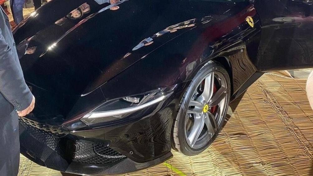 Phần đầu xe có đèn pha LED sắc cạnh với điểm nhấn dải đèn LED chiếu sáng ban ngày nằm ngang, chia đôi phần đèn của xe thành 2 phần