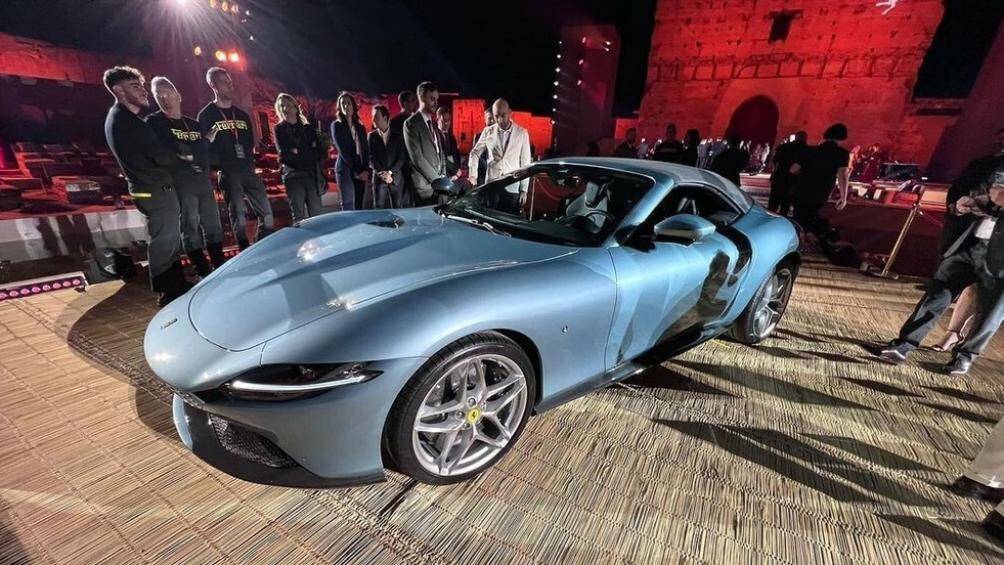 Điểm nhấn của sự kiện này là màn ra mắt 2 chiếc siêu xe mui trần Ferrari Roma Spider, một xe mang màu đen và xe còn lại màu xanh nhạt