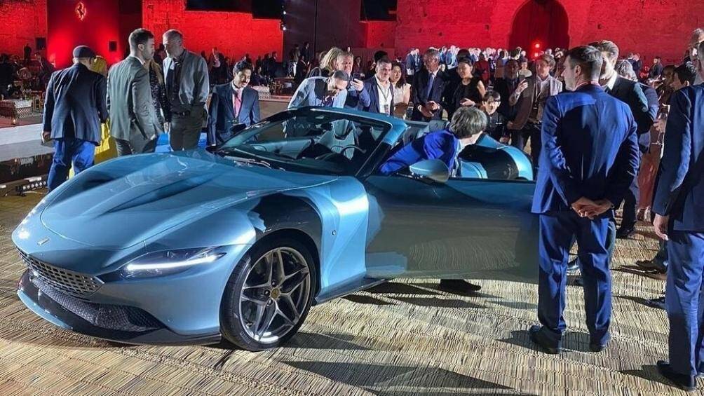 Dễ dàng nhận ra chiếc Ferrari Roma Spider nhờ phần mui mềm. Phần từ mui xe đến cánh gió ở đuôi đã được thiết kế lại