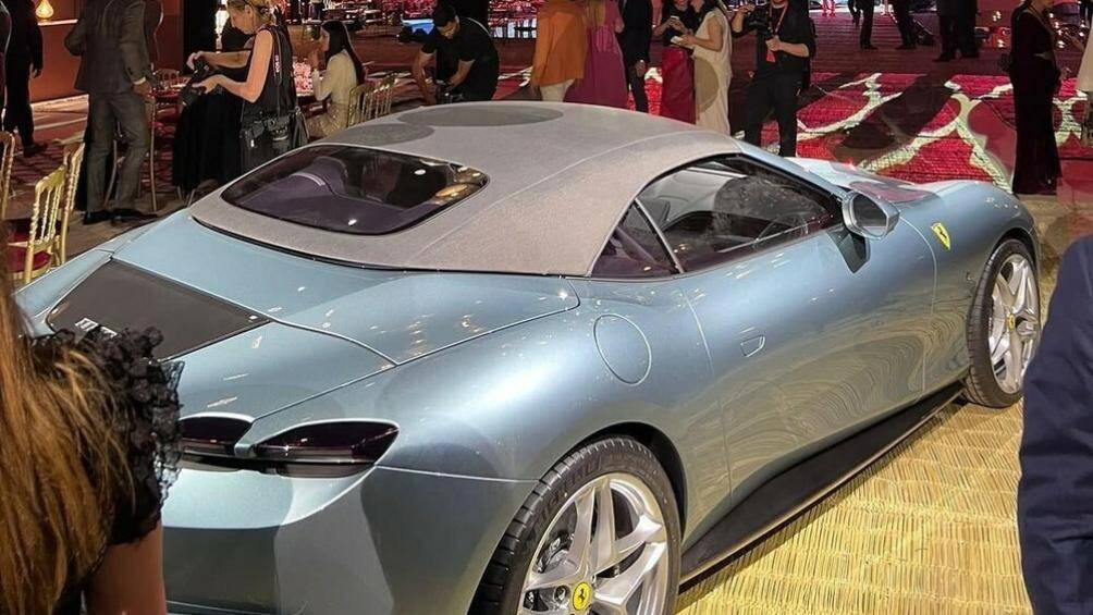 Vô lăng của xe có tính năng điều khiển cảm ứng lõm cùng hệ thống đánh lửa gắn trên vô lăng giờ đây có đèn nền màu đỏ để nâng cao trải nghiệm